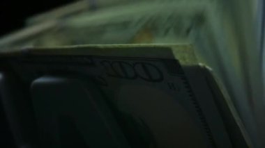 Para sayma ekipmanı. Elektronik banknot sayacı dolar sayıyor