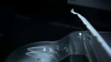 Ödeme terminalinde kredi kartı kullanan bir kadın. Banka kartıyla ödeme yapan kadın.