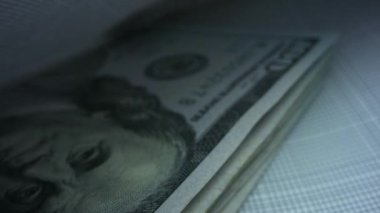 İş kadını elinde yeni 100 dolarlık banknotlarla zarf tutuyor.