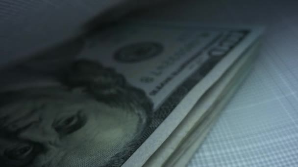 Obchodnice ruce drží obálku s americkými bankovkami na nové 100 dolarů — Stock video