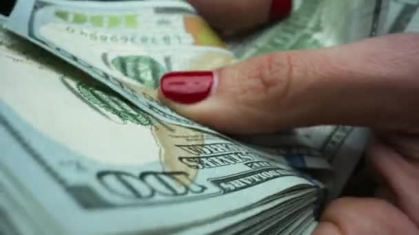 Des mains de femme d'affaires racontant la monnaie de papier américaine. Économiser de l'argent concept — Video