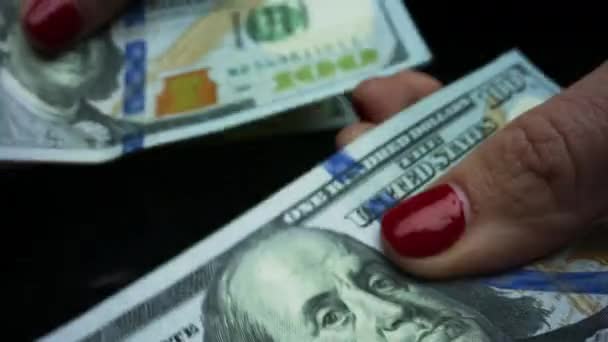 Kobieta licząca amerykańskie dolary gotówką. Ramiona żeńskie obliczające środki pieniężne — Wideo stockowe