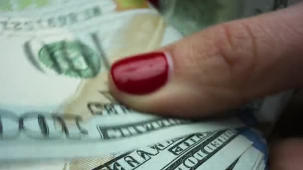 Руки бизнесвумен держат в руках банкноты новых 100 долларов США — стоковое видео