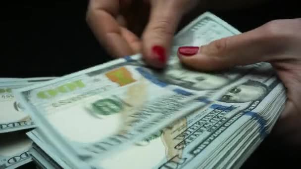 Mujer de negocios irreconocible contando dinero en efectivo americano sobre fondo negro — Vídeos de Stock