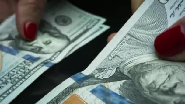 Empresária desconhecida a contar notas de dólar nas mãos. Mulher que recebe salário — Vídeo de Stock