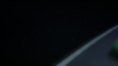 Po terminaline kredi kartı koyan bir kadın. Kadın alışveriş için bankamatik kartını kullanıyor.