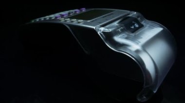 Terminalden geçen kredi kartlı bir kadın eli. Kart makinesi kullanan kadın