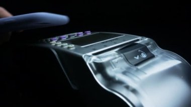 NFC teknolojisini kullanarak akıllı telefondan ödeme yapan tanınmayan bir kadın.