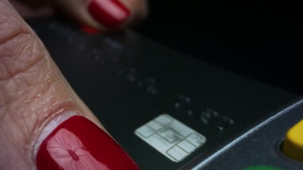 Donna mano utilizzando la macchina della carta di credito per la transazione di denaro. Concetto di pagamento — Video Stock