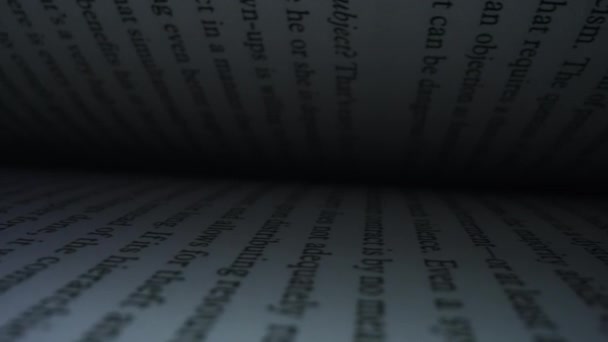 Beyaz sayfalı açık bir kitap. Açık kitabın kitap sayfaları arasında hareket eden kamera. — Stok video
