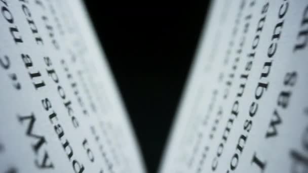 Folhas de livro de close-up com texto em inglês. Câmera se movendo entre páginas de livro — Vídeo de Stock