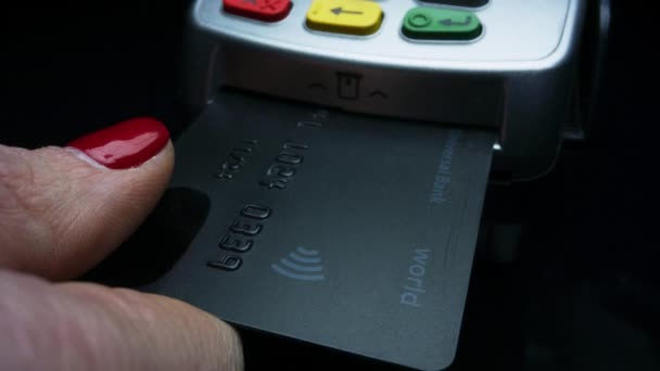 Donna mano mettendo carta di credito in pos terminale. Femmina che utilizza il terminale monetario. — Video Stock