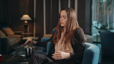 Otelde dizüstü bilgisayarı olan bir iş kadını. Dizüstü bilgisayarla çalışan yetişkin bir kadın.