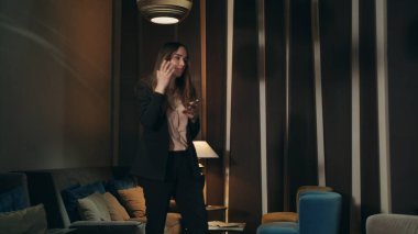 Ofis salonunda cep telefonu kullanan asabi bir profesyonel.