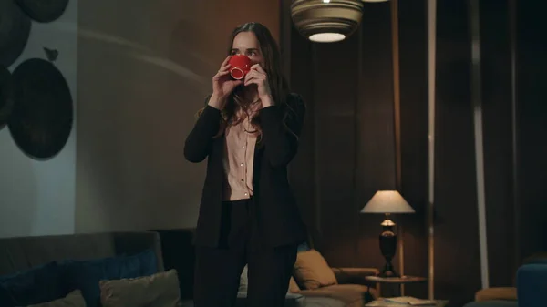 Mulher de negócios bebendo chá no lounge do hotel à noite. Empregado beber café — Fotografia de Stock