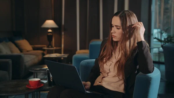 호텔 로비에서 노트북 컴퓨터를 하는 비지니스 여성. 노트를 사용하는 여자 — 스톡 사진