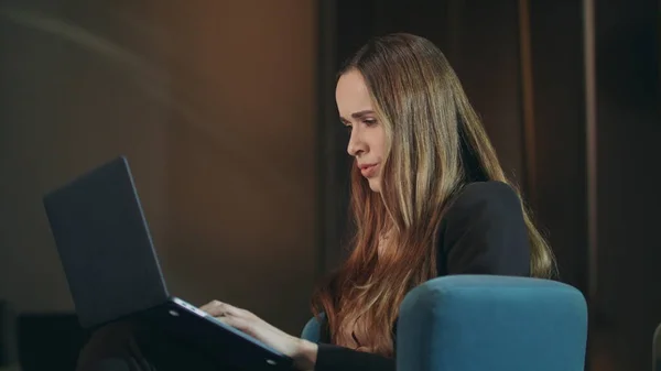 Glückliche Frau arbeitet Laptop im Büro. Erfolgreiche Geschäftsfrau arbeitet mit Laptop — Stockfoto