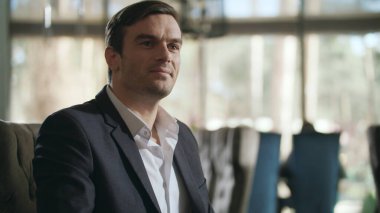 İş adamı lokantadaki garsonu arıyor. Cafe 'de el kol hareketi yapan yakışıklı adam.