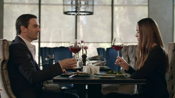 Man and woman tasting red wine at restaurant dinner. Couple dining in restaurant — Stock Photo, Image