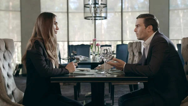 Obchodník a žena si povídají v restauraci. Podnikatel a podnikatelka — Stock fotografie