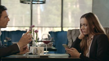 Adam restoranda üzgün bir kadınla konuşuyor. Kafede bir kadınla kavga eden bir adam..