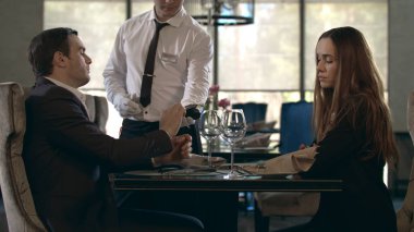 Restoran faturasını kredi kartıyla ödeyen bir iş adamı. Faturayı ödeyen işadamı