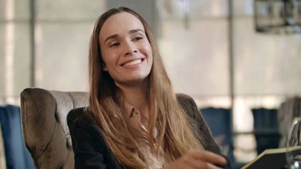 Una mujer sonriente llamando al camarero del restaurante. Chica de negocios buscando menú de café — Foto de Stock