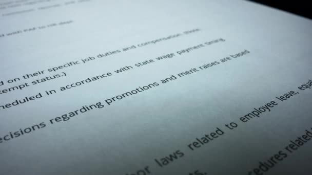 Юридический контракт лежит на столе. Красная марка с текстом, утвержденным по бизнес-контракту — стоковое видео