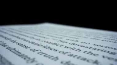 Ayrıntılı görünüm açık kitap masada yatıyor. İngilizce metni olan beyaz kitap sayfaları