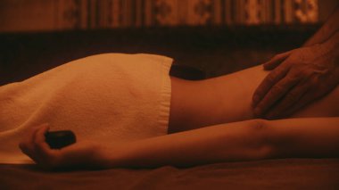 Ağır çekimde masaj yapan erkek eli makrosu. Kız masaj yaptırıyor.