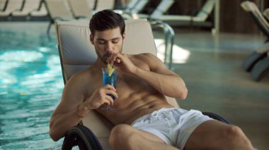 Bilardoya yakın kokteyl içen bir adamın portresi. Salonda flört eden seksi adam..