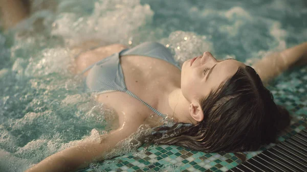 Close-up mooie vrouw ontspannen in het zwembad. Portret van sexy meisje genieten van jacuzzi. — Stockfoto