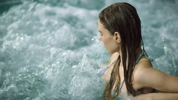 Nahaufnahme sexy Mädchen genießen Whirlpool-Spa. Makro einer hübschen Frau, die sich im Pool entspannt — Stockfoto