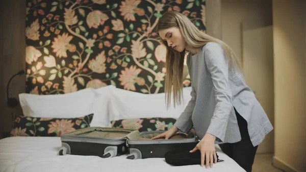 Mulher bonita fazendo malas no terno do hotel. Sexy menina fechando mala no hotel . — Fotografia de Stock