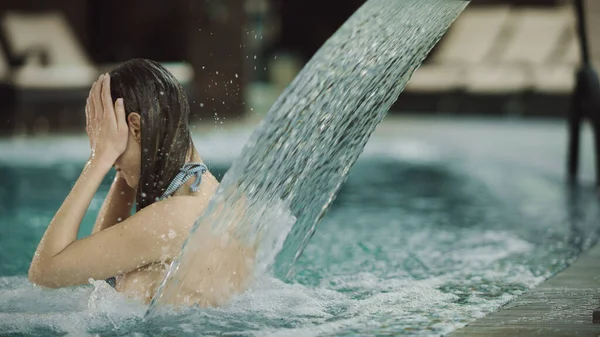 Nahaufnahme Mädchen immer Wellness-Behandlung im Pool. Frau mit Hydrotherapie im Pool — Stockfoto