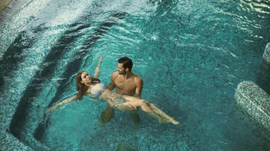 Spa merkezinde banyo yapan mutlu çiftin en iyi manzarası. Mutlu çift bilardodan hoşlanıyor.