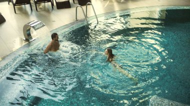 Lüks kaplıcalarda banyo yapan mutlu çift. Rahatlamış aile girdap banyosunda dinleniyor.