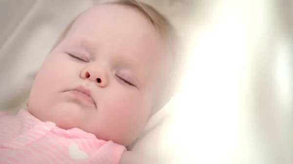 Güzel bir kız bebek uyuyor. Tatlı rüya ninnisi. Bebek yatakta uyuyor. — Stok fotoğraf