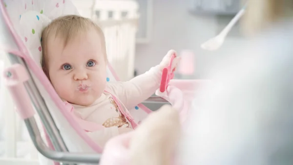 Pasgeboren baby leren eten gepureerd voedsel. Mam voedt babyvoeding — Stockfoto