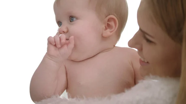 Förtjusande babyätande finger. Naken barn med finger i munnen på mamma händer — Stockfoto