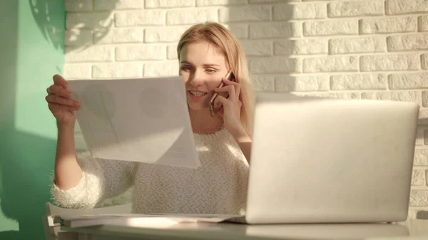 Multitasking Frauenarbeit. Berufstätige Frau telefoniert zu Hause im Büro — Stockfoto