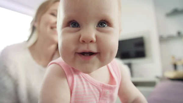 Glückliches Babyporträt. Neugieriges Kind erkundet die Welt. Wenig Babylächeln — Stockfoto