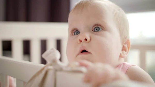 Schattig babygezichtje in witte wieg. Lief kind in bed. Prachtig babygezichtje — Stockfoto