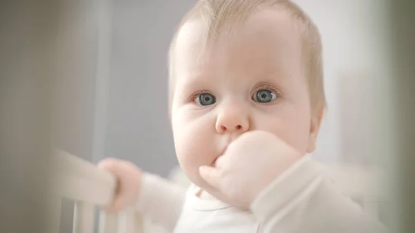 Bebé infantil a morder o dedo. Dedo da criança na boca — Fotografia de Stock