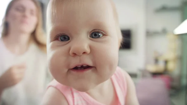 Adorable cara de bebé mirando en cámara. Retrato de niño feliz explorando el mundo —  Fotos de Stock