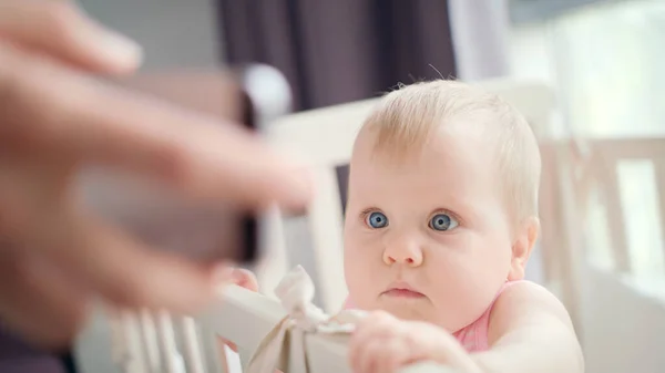 Schattige baby die naar een mobiele telefoon kijkt. Peuter aandachtig kijken op smartphone — Stockfoto