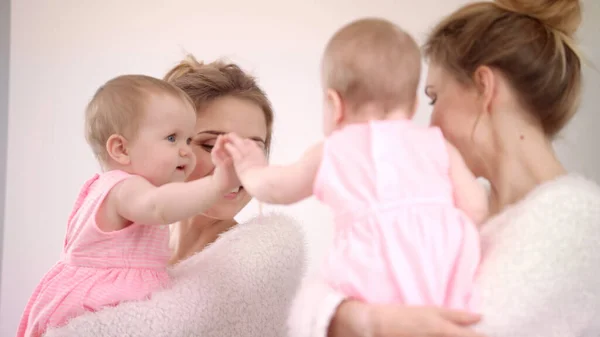 Madre con espejo de bebé. Dulce niño jugando con espejo —  Fotos de Stock