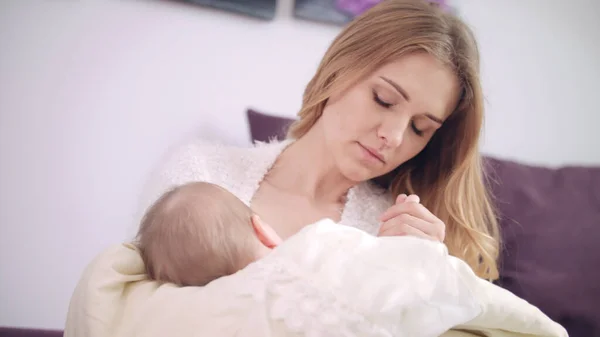 Mooie vrouw die borstvoeding geeft. Vrolijke moeder genieten van borstvoeding — Stockfoto