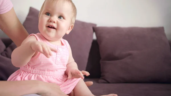 Lindo bebé sonriendo en el abrazo de la madre. Dulce infancia —  Fotos de Stock