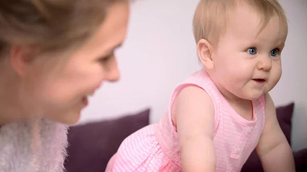 Kind leren lopen met moeder. mooi zuigeling meisje kruipen thuis — Stockfoto